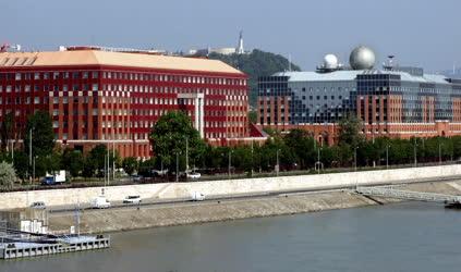 Városkép - Felsőoktatás - Az ELTE épületei a Duna-parton