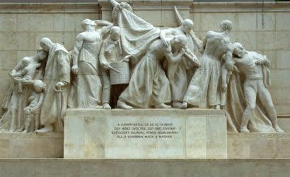 Emlékmű - Budapest - Kossuth szobrának hátoldala a Parlamentnél