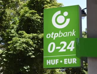 Pénzügy - Budapest - OTP Bank fiók a belvárosban