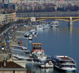 Városkép - Budapest - Hajók a téli Dunán