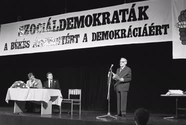 Belpolitika - Párt - MSZDP országos értekezlete