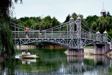 Városkép - Pétfürdő - Az Ifjúsági-tó és hídja a pihenőparkban