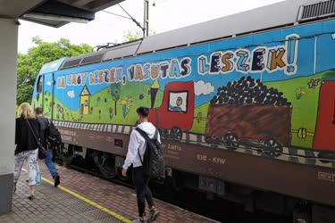 Közlekedés - Budapest - Gyermekrajzzal díszített mozdony Zugló vasúti megállóhelyen