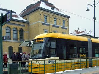 Közlekedés - Szeged - Modern villamos a vasútállomásnál