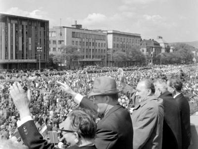 Történelem - Ünnep - A május 1-jei felvonuláson