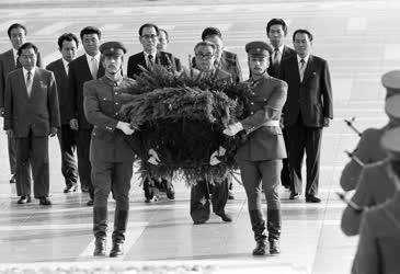 Külkapcsolat - Kim Ir Szen koszorúz a Hősök terén