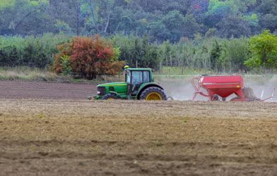 Mezőgazdaság - Vetik az őszi árpát Debrecennél