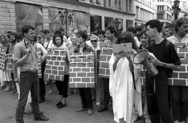 Demonstráció - Békés tüntetés a berlini fal lebontásáért