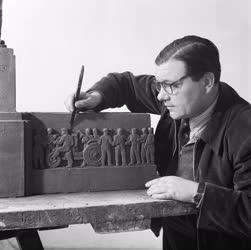 Kultúra - Mikus Sándor szobrászművész munka közben