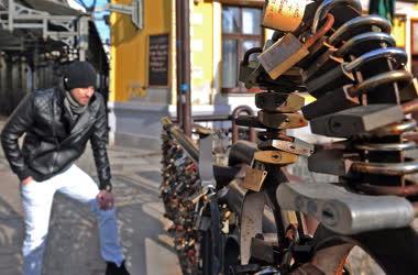 Érdekesség - Miskolc - Szerelemlakatok a Szinva patak hídján