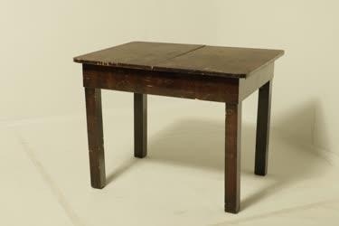 Nagyobbítható étkezőasztal