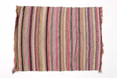 Színes csíkos rongyszőnyeg