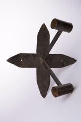 Kovácsoltvas fáklyatartó