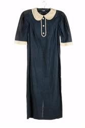 Sötétkék fehér ruha és himzett kötény