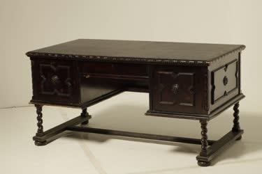 Sötétbarna koloniál íróasztal
