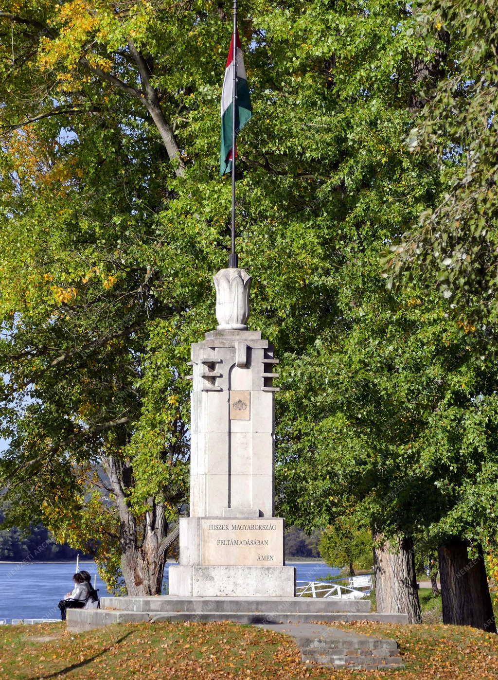 Városkép - Esztergom - Országzászló a Prímás-szigeten